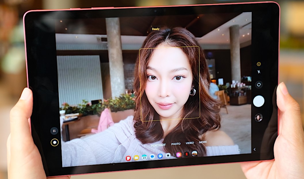 Tab S10 Lite còn sở hữu camera sau 8 MP, camera trước 5MP góc rộng, có thể quay video 4K, tiện dụng cho content creator.